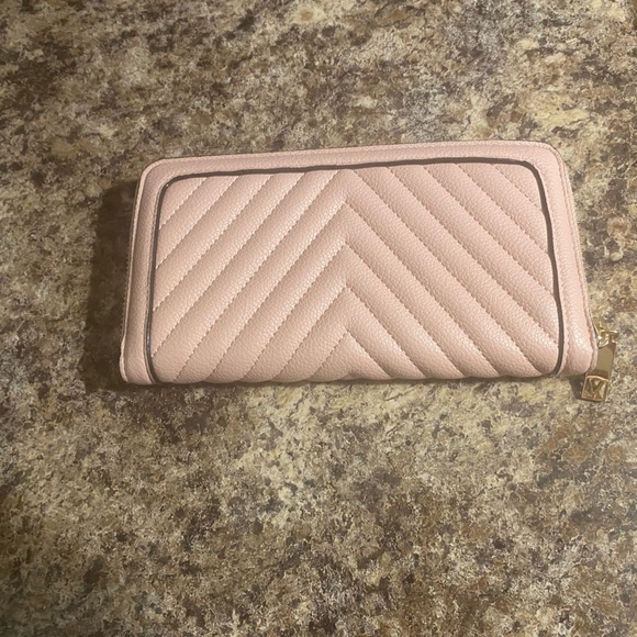 Victoria Secret - Picture 2 of 3